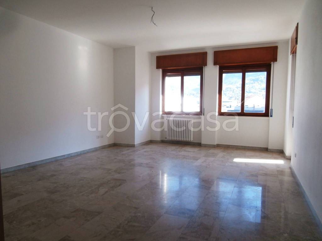 appartamento in vendita a Lecco in zona Pescarenico