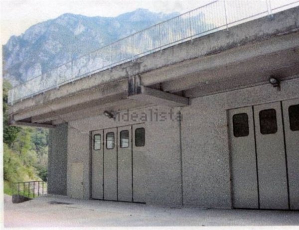 capannone in vendita a Lecco in zona Bonacina