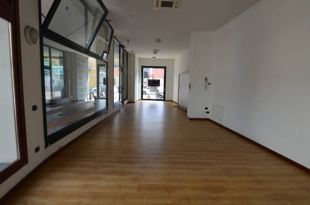locale commerciale in vendita a Lecco in zona Corso Martiri