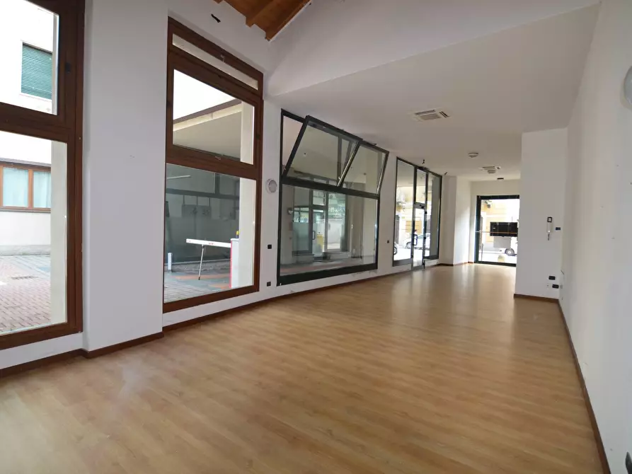 locale commerciale in vendita a Lecco in zona Corso Martiri
