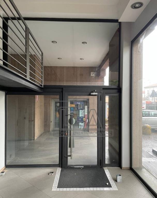 negozio in vendita a Lecco in zona Lecco Centro