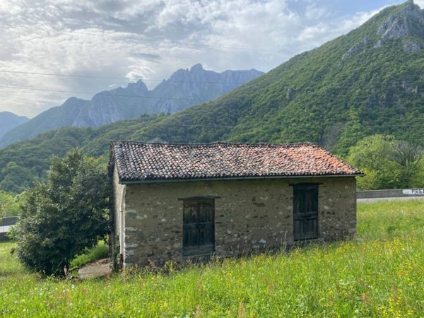 appartamento in vendita a Lecco in zona Laorca