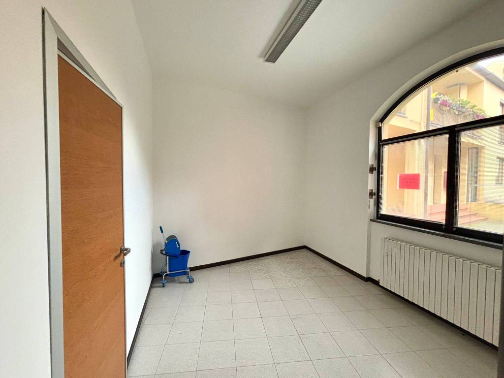 negozio in vendita a Lecco in zona Pescarenico