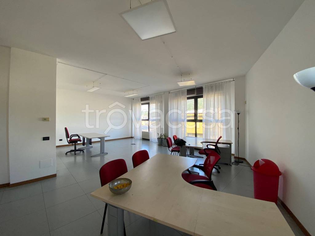 ufficio in vendita a Lecco in zona Viale Valsugana