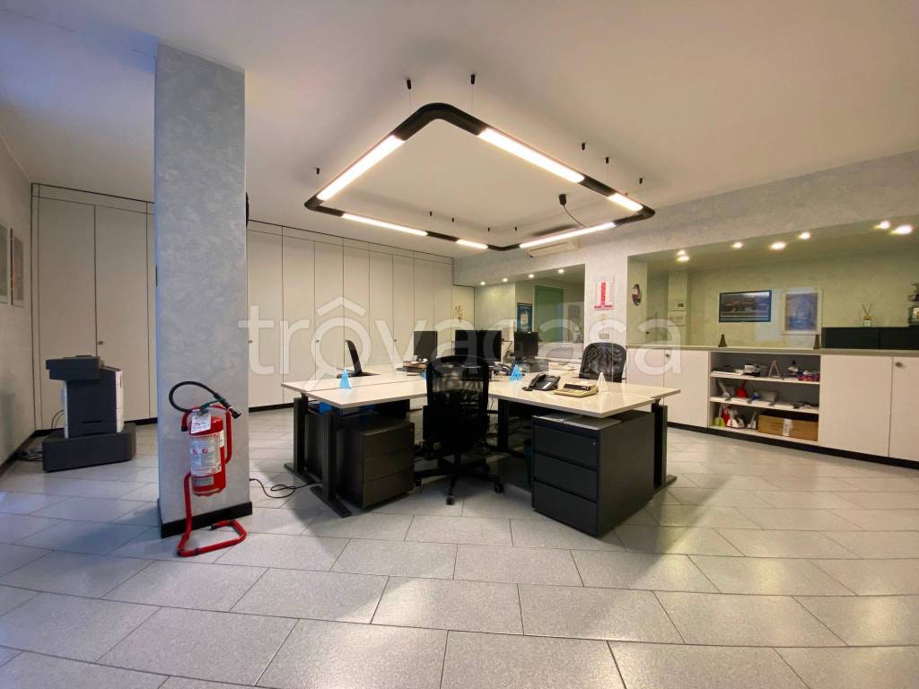 ufficio in vendita a Lecco in zona Lecco Centro