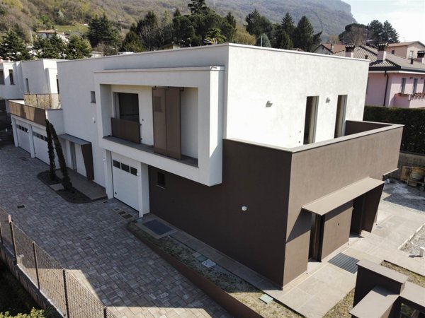 casa indipendente in vendita a Lecco in zona Maggianico