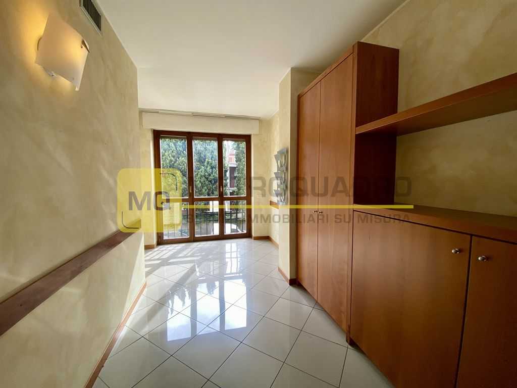 ufficio in vendita a Lecco in zona Viale Turati