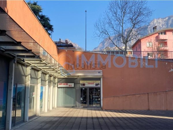 negozio in vendita a Lecco in zona Acquate