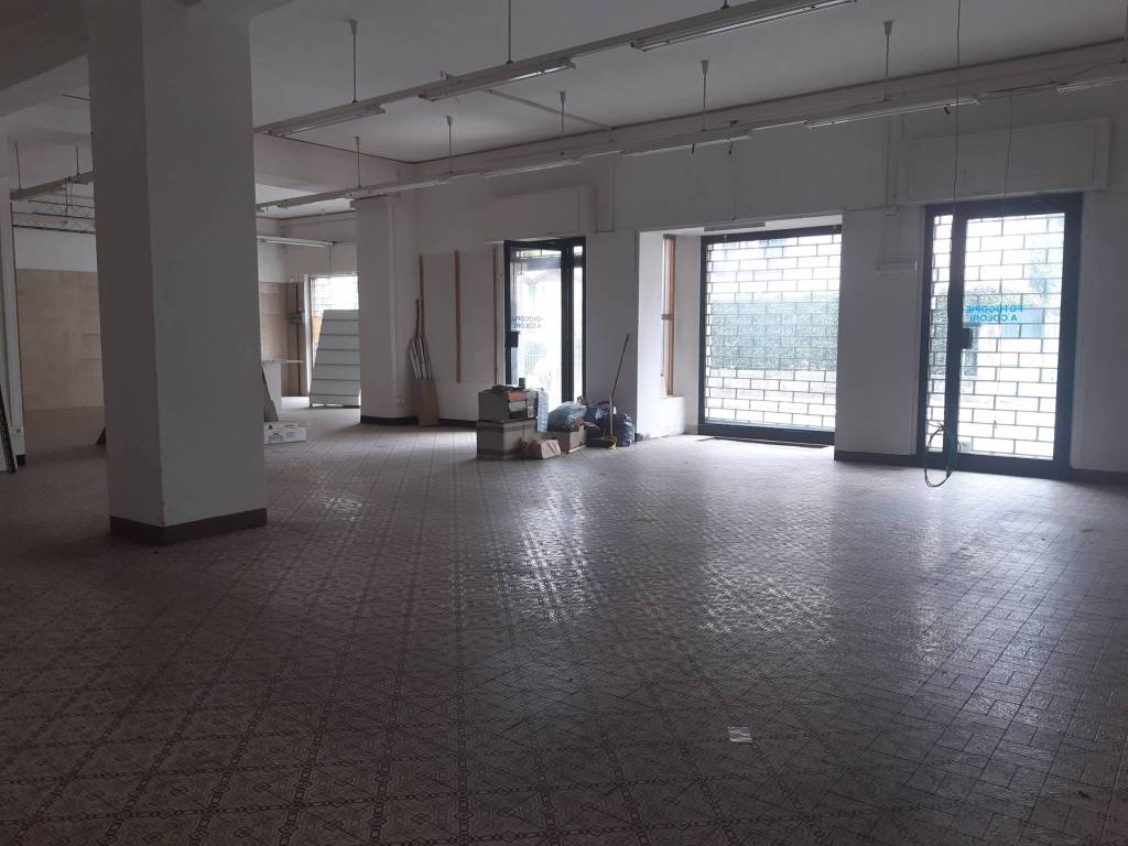 negozio in vendita a Lecco in zona Caleotto