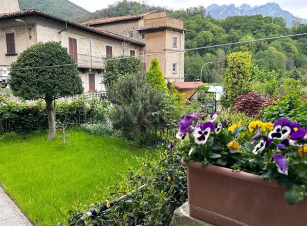 appartamento in vendita a Lecco in zona Laorca
