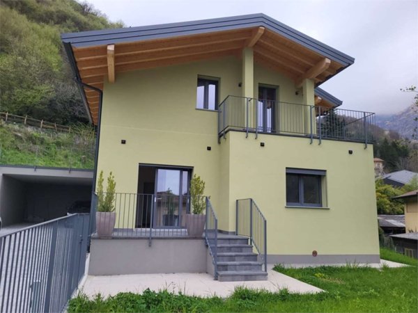 casa indipendente in vendita a Lecco in zona Laorca