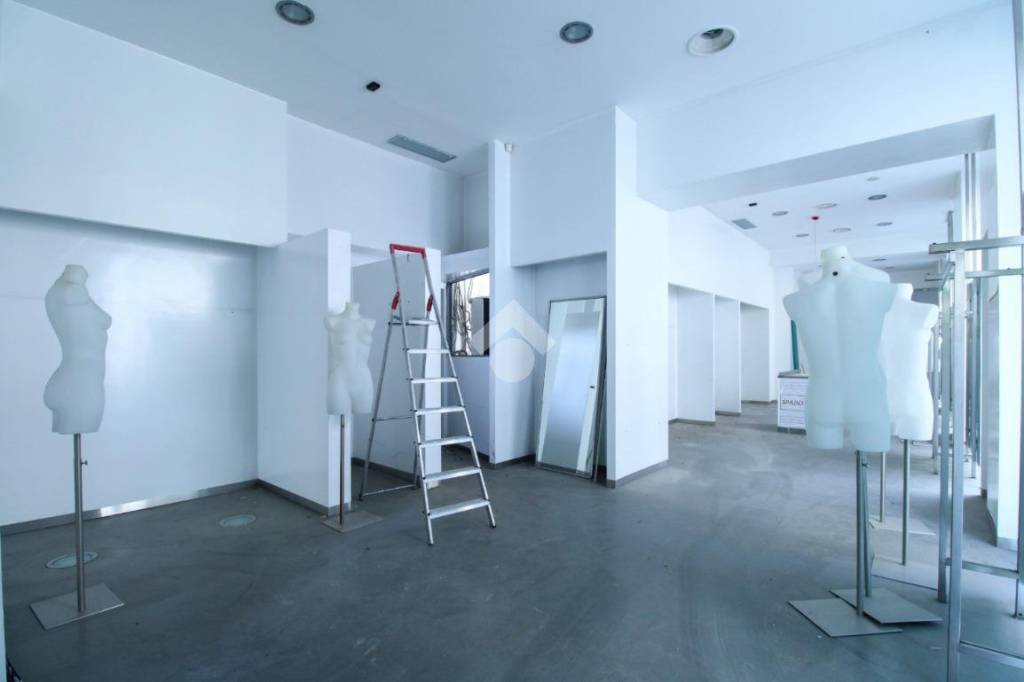 negozio in vendita a Lecco in zona Lecco Centro