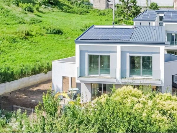 casa indipendente in vendita a Lecco in zona Laorca