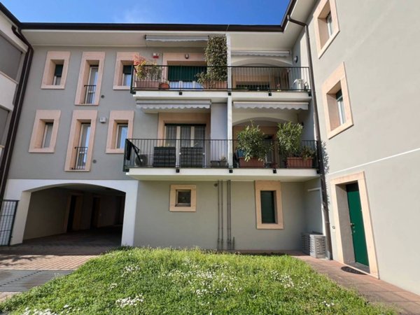 appartamento in vendita a Lecco in zona Olate