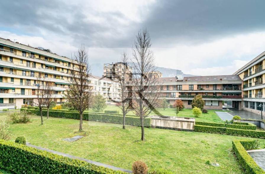 negozio in vendita a Lecco in zona Olate