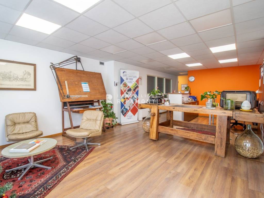 ufficio in vendita a Lecco in zona Caleotto
