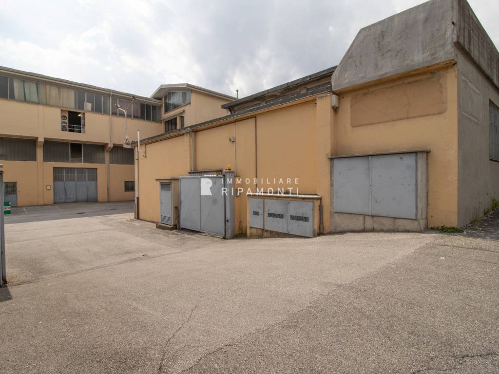 locale commerciale in vendita a Lecco in zona Santo Stefano