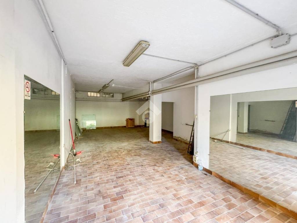 locale commerciale in vendita a Lecco in zona Olate
