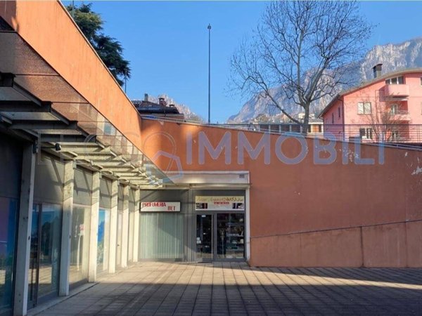 negozio in vendita a Lecco in zona Acquate