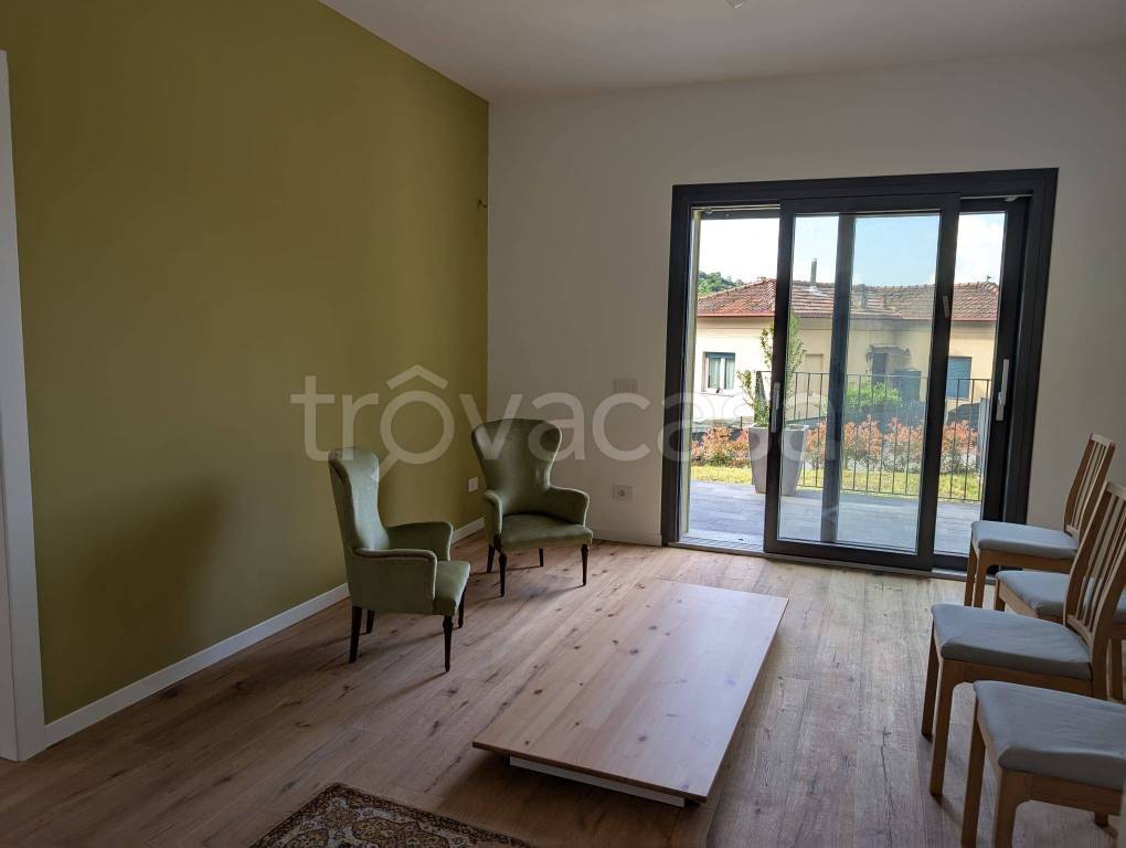 appartamento in vendita a Lecco in zona Laorca