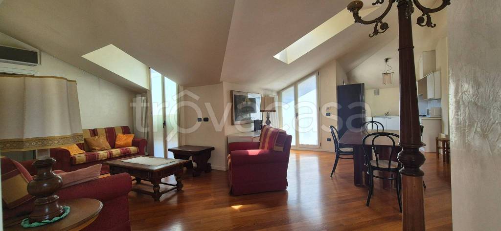 appartamento in vendita a Lecco in zona Lecco Centro