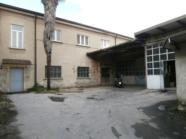 locale di sgombero in vendita a Lecco