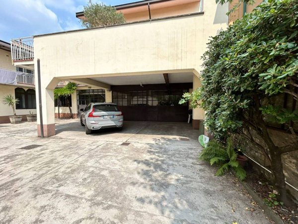 locale commerciale in vendita a Lecco in zona Germanedo