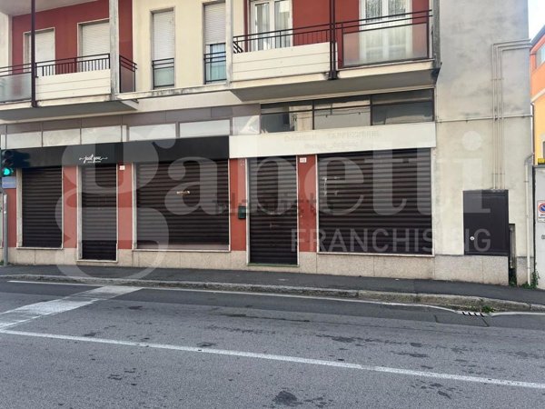 negozio in vendita a Lecco in zona Belledo