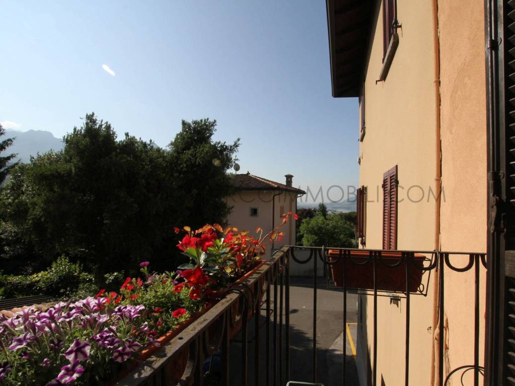 appartamento in vendita a Lecco in zona Laorca