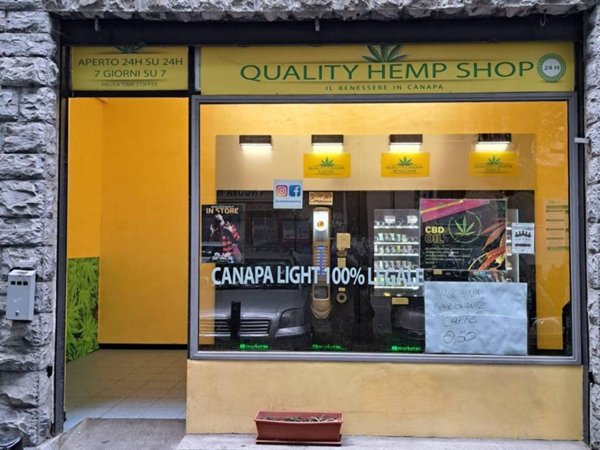 negozio in vendita a Lecco in zona Viale Turati
