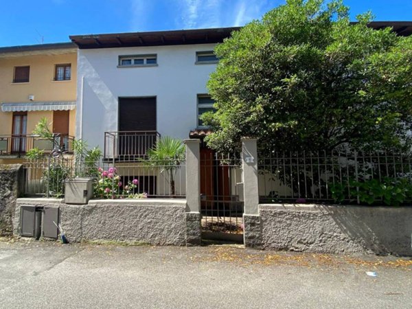 casa indipendente in vendita a Lecco in zona Olate
