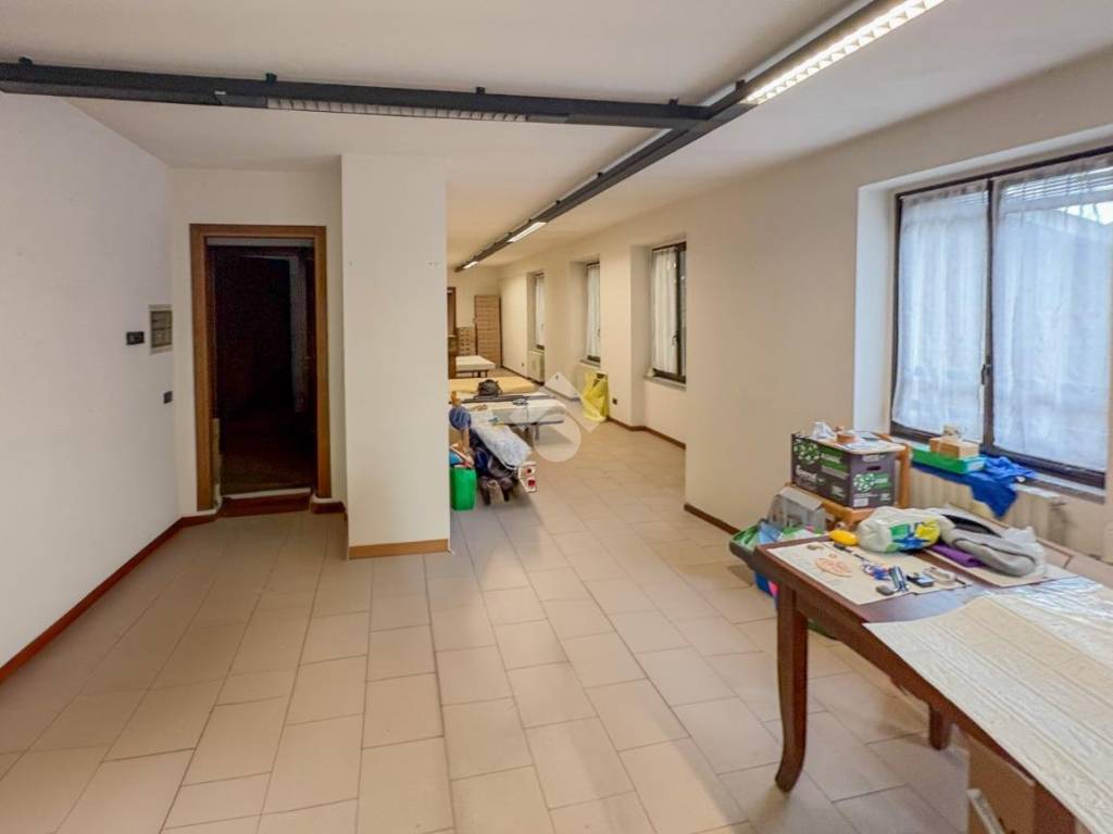 negozio in vendita a Lecco in zona Caleotto