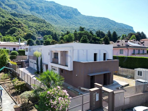 casa indipendente in vendita a Lecco in zona Chiuso