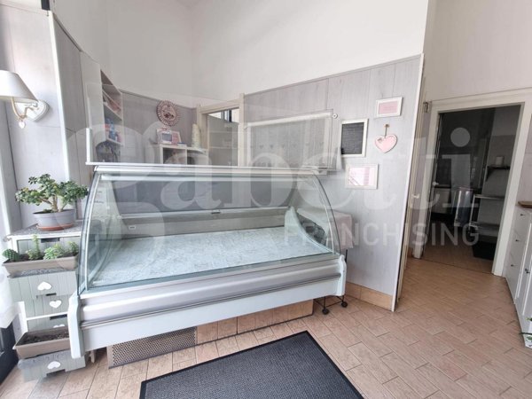 negozio in vendita a Lecco in zona Pescarenico