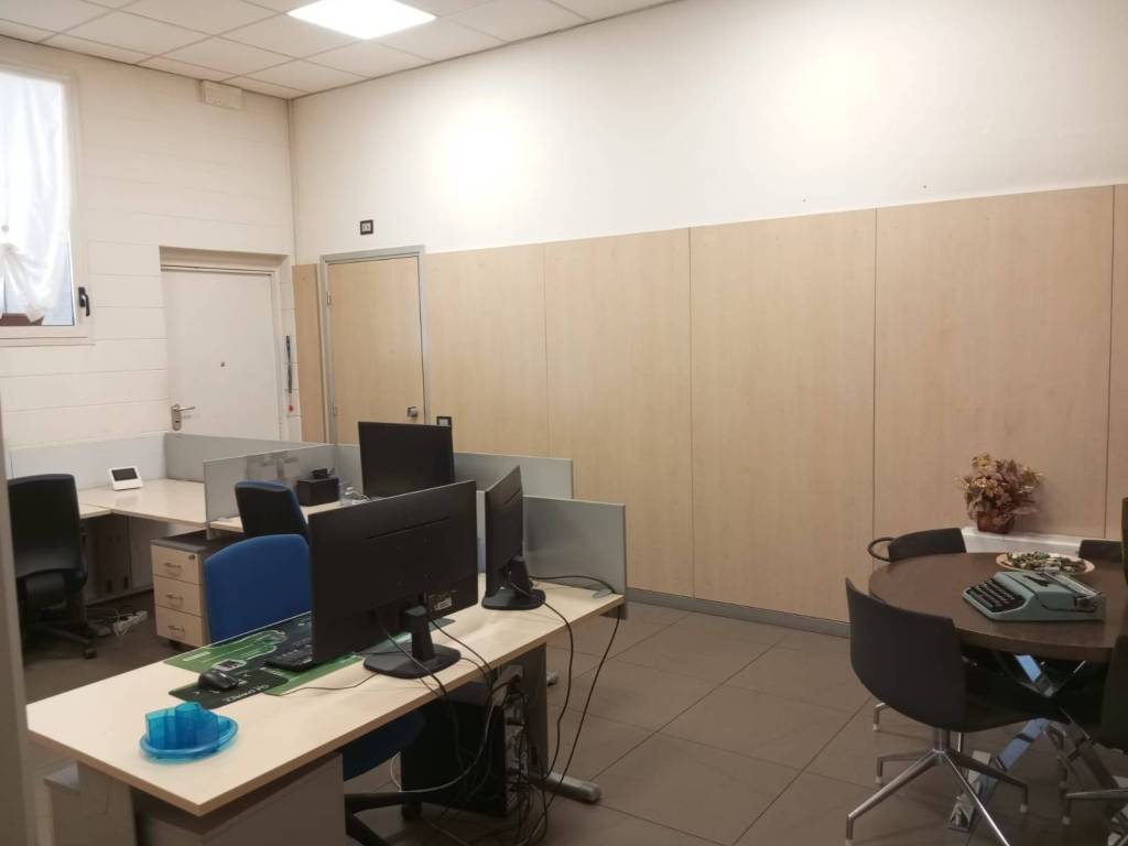 ufficio in vendita a Lecco in zona Germanedo