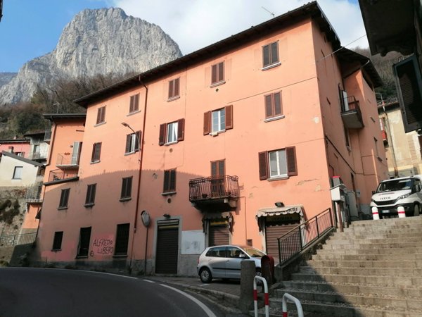 locale commerciale in vendita a Lecco in zona Malavedo