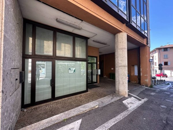 negozio in vendita a Lecco in zona Caleotto