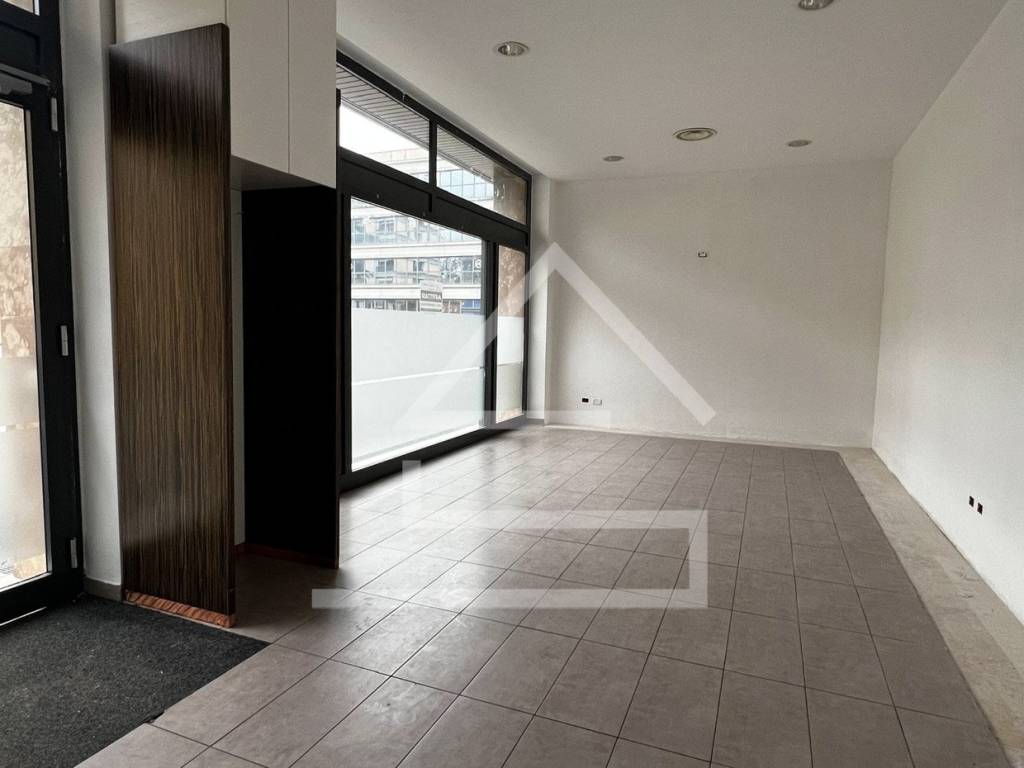 negozio in vendita a Lecco in zona Lecco Centro