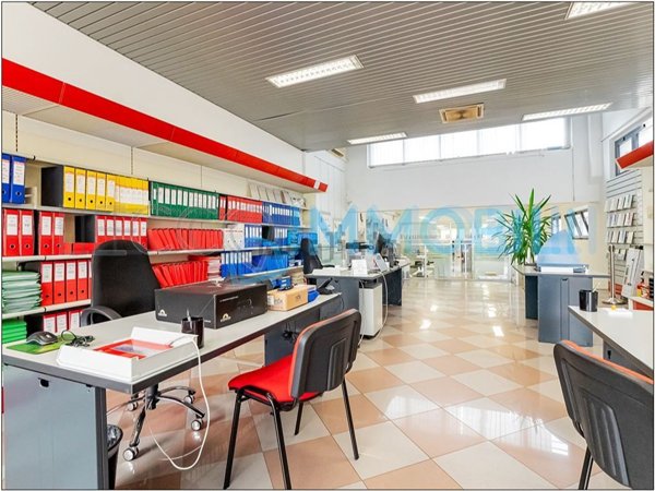 ufficio in vendita a Lecco in zona Pescarenico