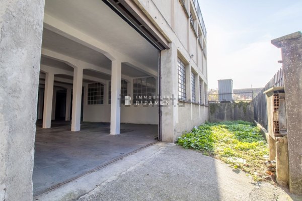 capannone in vendita a Lecco in zona Chiuso