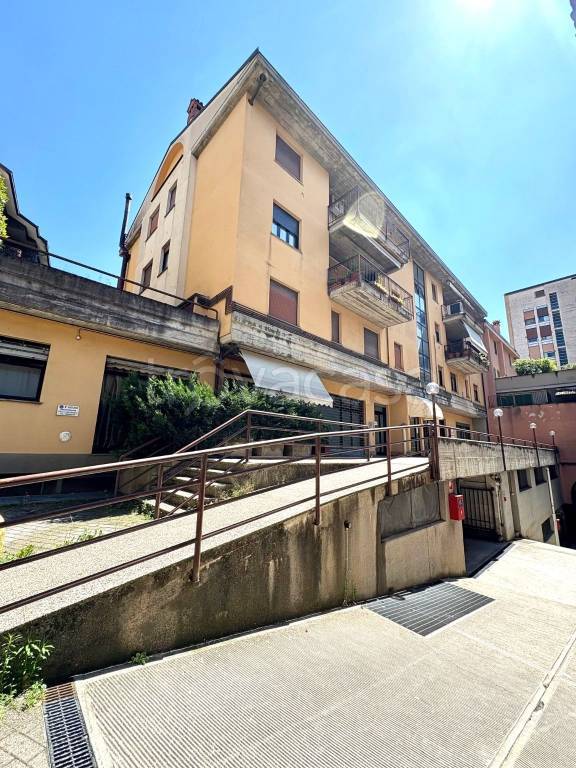 appartamento in vendita a Lecco in zona Lecco Centro