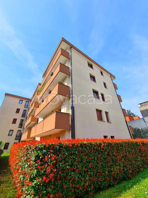 appartamento in vendita a Lecco in zona Castello