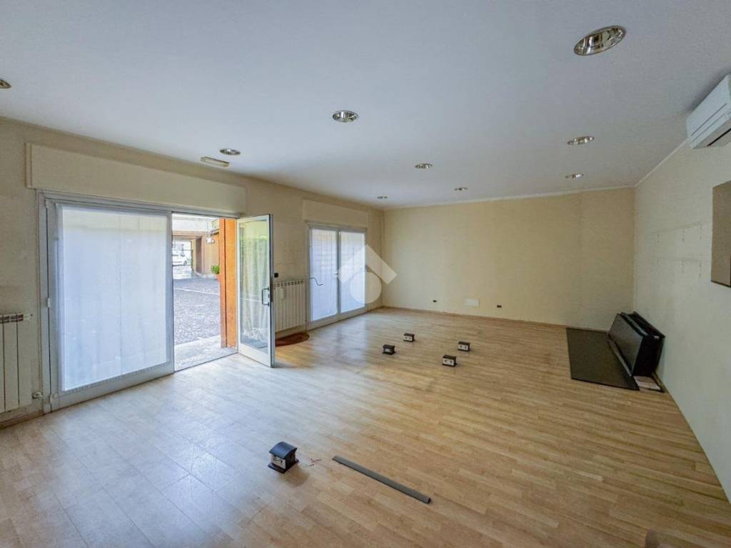 appartamento in vendita a Lecco in zona Lecco Centro