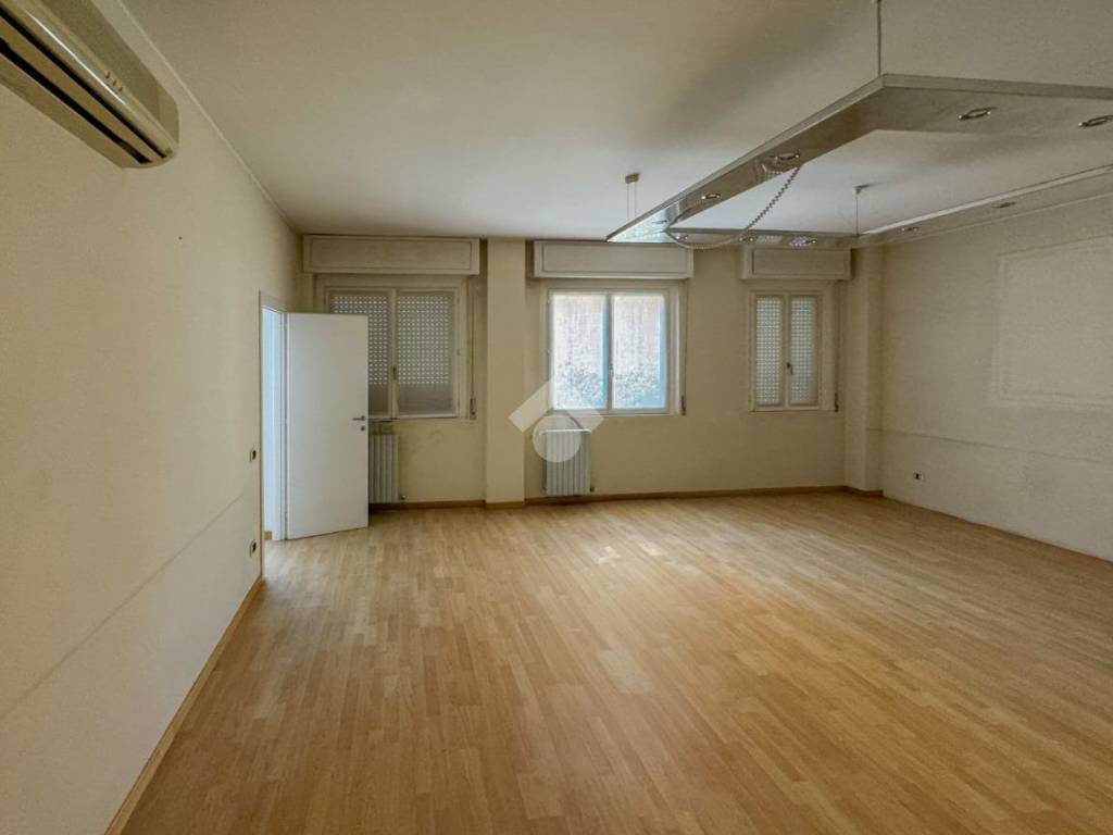 ufficio in vendita a Lecco in zona Lecco Centro