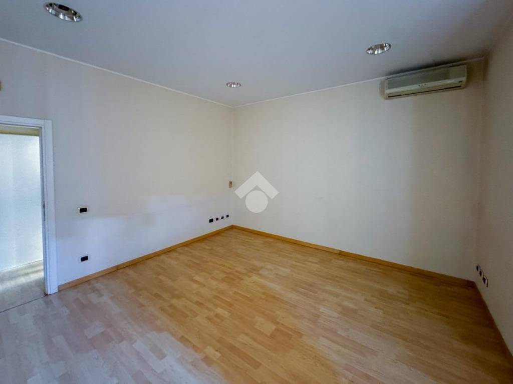 ufficio in vendita a Lecco in zona Lecco Centro