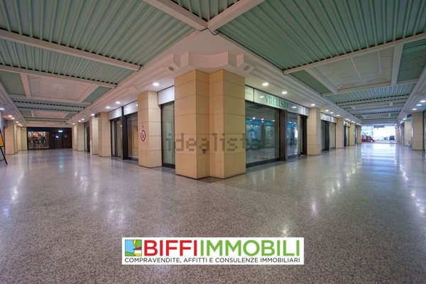 negozio in vendita a Lecco in zona Pescarenico