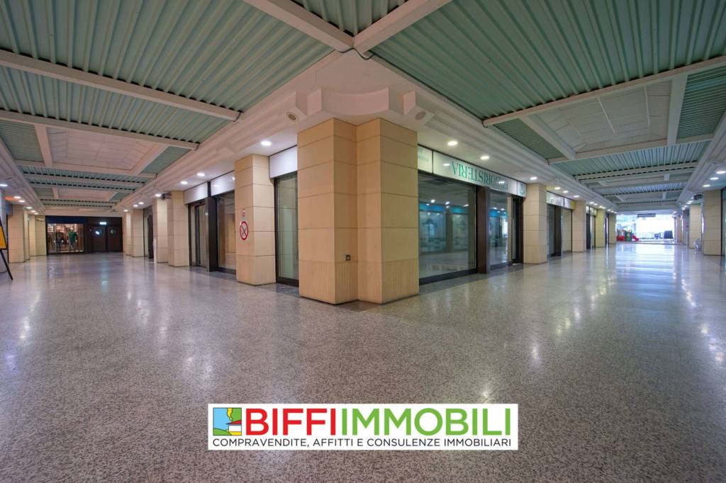 negozio in vendita a Lecco in zona Pescarenico