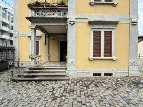 appartamento in vendita a Lecco in zona Lecco Centro