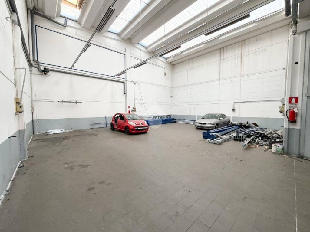 locale commerciale in vendita a Lecco in zona Caleotto