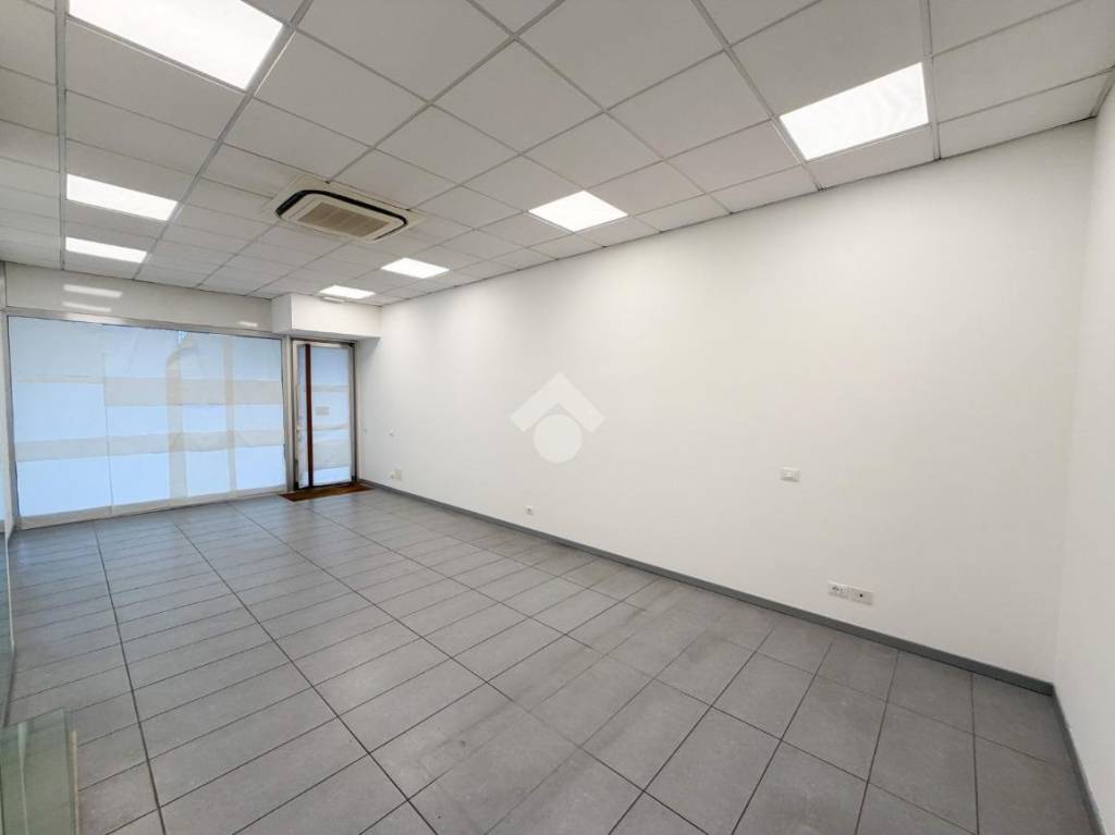 negozio in vendita a Lecco in zona Acquate